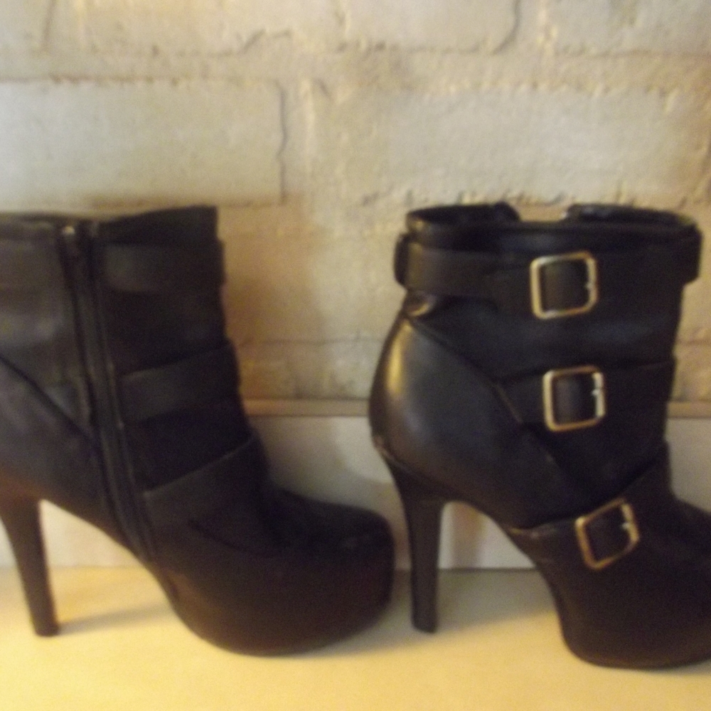 Biker look heeled boot